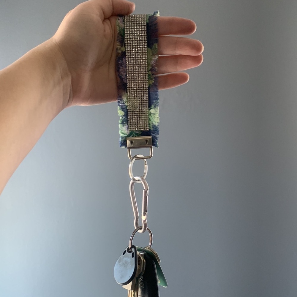 Fashionable floral wristlet keychain ! Rhinestones and frayed design ✨ - Picture 4 of 4